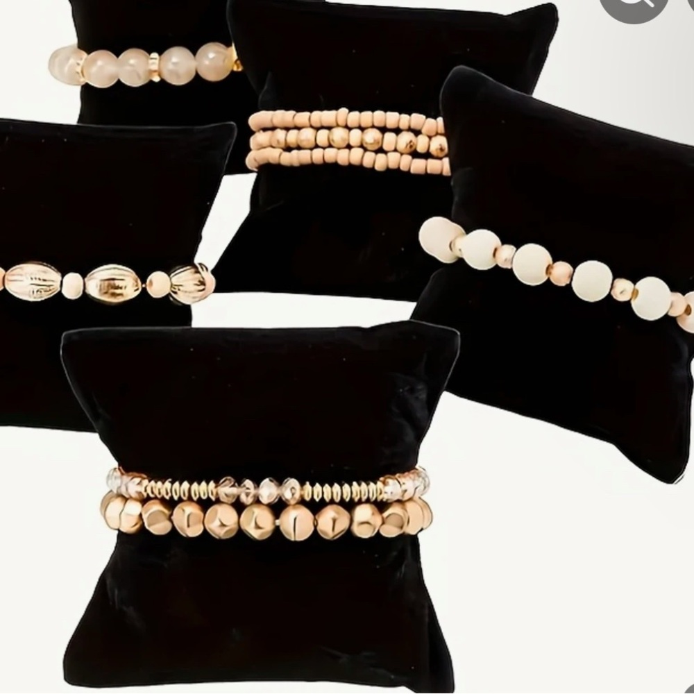 Set of jewelry displays equals 10 ๐entries for the Louis Vuitton Owl Bag - Picture 2 of 5